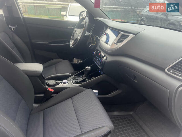 Белый Хендай Туксон, объемом двигателя 2 л и пробегом 147 тыс. км за 17500 $, фото 12 на Automoto.ua