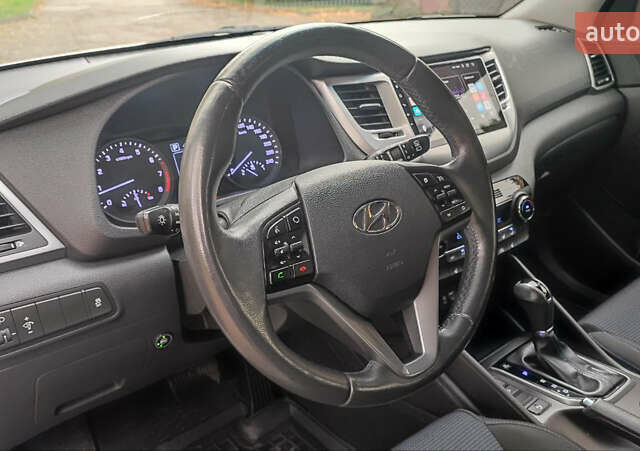 Белый Хендай Туксон, объемом двигателя 2 л и пробегом 147 тыс. км за 17500 $, фото 20 на Automoto.ua