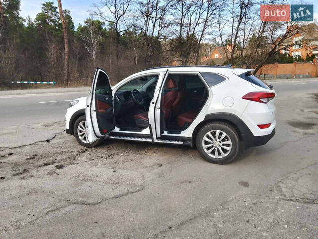 Белый Хендай Туксон, объемом двигателя 2 л и пробегом 68 тыс. км за 27000 $, фото 5 на Automoto.ua