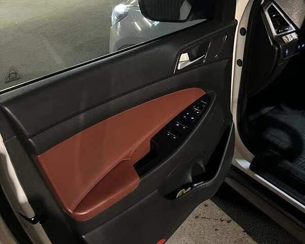 Белый Хендай Туксон, объемом двигателя 2 л и пробегом 71 тыс. км за 21500 $, фото 14 на Automoto.ua