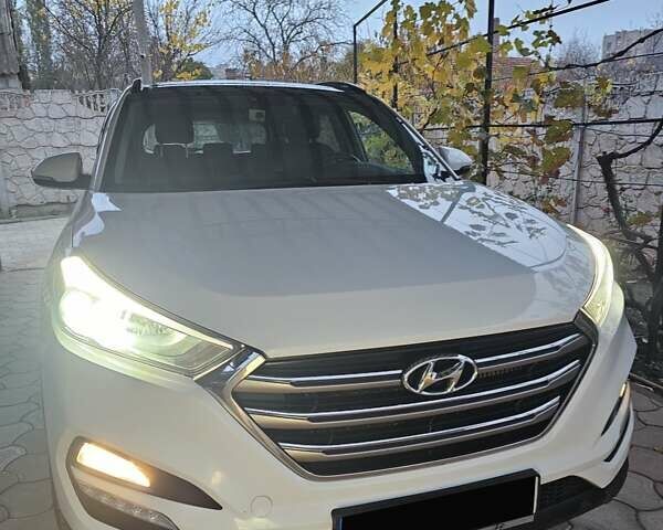 Белый Хендай Туксон, объемом двигателя 2 л и пробегом 187 тыс. км за 24000 $, фото 4 на Automoto.ua