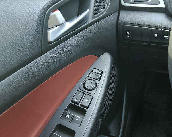 Белый Хендай Туксон, объемом двигателя 2 л и пробегом 68 тыс. км за 27000 $, фото 12 на Automoto.ua