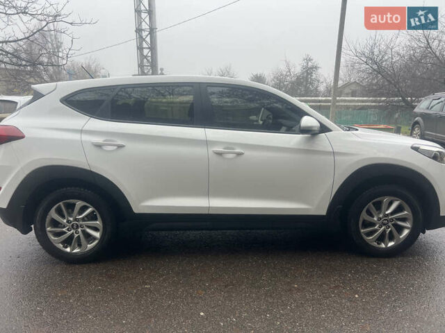 Белый Хендай Туксон, объемом двигателя 2 л и пробегом 147 тыс. км за 17500 $, фото 3 на Automoto.ua