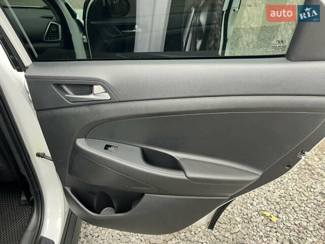 Білий Хендай Туксон, об'ємом двигуна 2 л та пробігом 108 тис. км за 16800 $, фото 15 на Automoto.ua