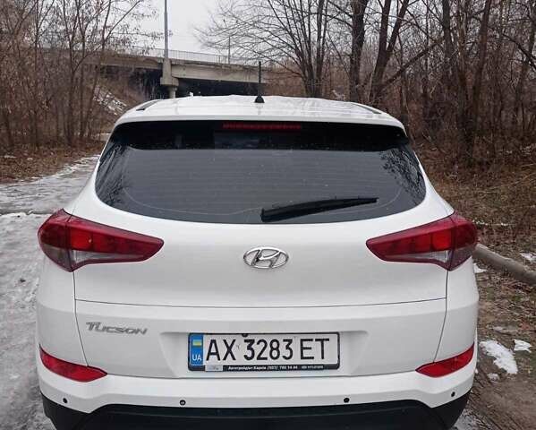 Білий Хендай Туксон, об'ємом двигуна 2 л та пробігом 115 тис. км за 16300 $, фото 17 на Automoto.ua