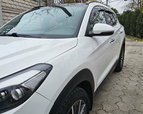 Белый Хендай Туксон, объемом двигателя 2 л и пробегом 187 тыс. км за 24000 $, фото 28 на Automoto.ua
