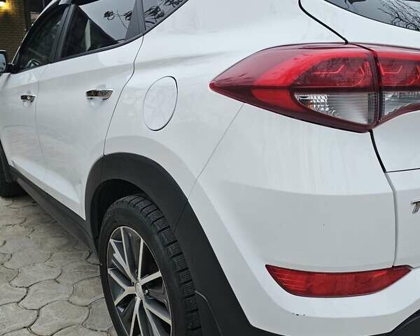 Белый Хендай Туксон, объемом двигателя 2 л и пробегом 187 тыс. км за 24000 $, фото 21 на Automoto.ua