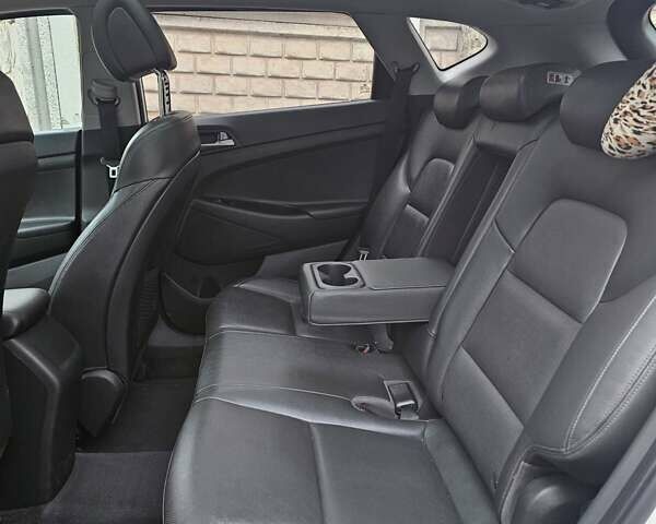 Белый Хендай Туксон, объемом двигателя 2 л и пробегом 187 тыс. км за 24000 $, фото 11 на Automoto.ua