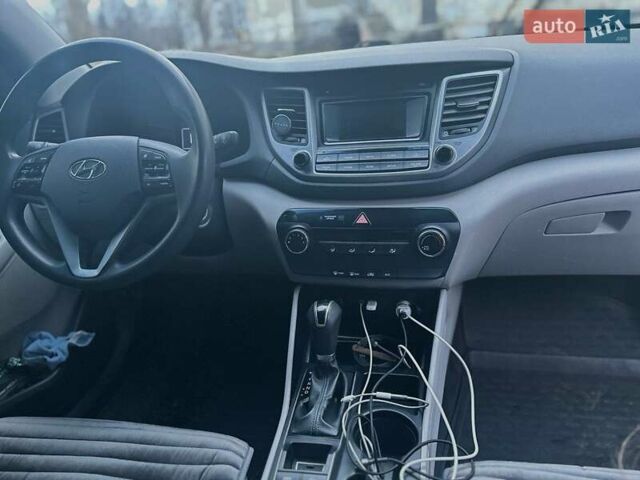Білий Хендай Туксон, об'ємом двигуна 1.98 л та пробігом 135 тис. км за 15800 $, фото 12 на Automoto.ua