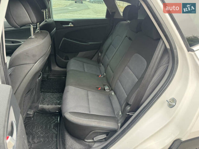 Белый Хендай Туксон, объемом двигателя 1.69 л и пробегом 178 тыс. км за 12800 $, фото 15 на Automoto.ua