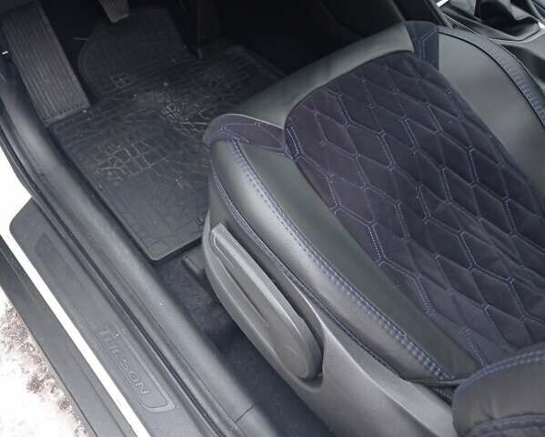 Білий Хендай Туксон, об'ємом двигуна 2 л та пробігом 115 тис. км за 16300 $, фото 14 на Automoto.ua