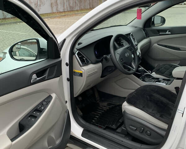 Белый Хендай Туксон, объемом двигателя 2 л и пробегом 167 тыс. км за 15800 $, фото 9 на Automoto.ua