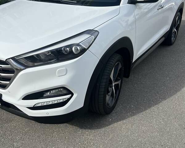 Белый Хендай Туксон, объемом двигателя 2 л и пробегом 71 тыс. км за 21500 $, фото 2 на Automoto.ua