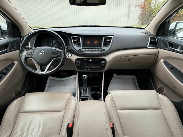 Белый Хендай Туксон, объемом двигателя 1.6 л и пробегом 50 тыс. км за 3500 $, фото 9 на Automoto.ua