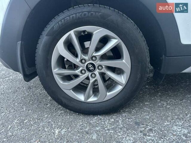 Білий Хендай Туксон, об'ємом двигуна 1.98 л та пробігом 135 тис. км за 15800 $, фото 8 на Automoto.ua