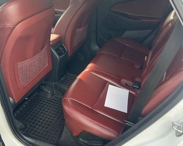 Белый Хендай Туксон, объемом двигателя 2 л и пробегом 71 тыс. км за 21500 $, фото 31 на Automoto.ua