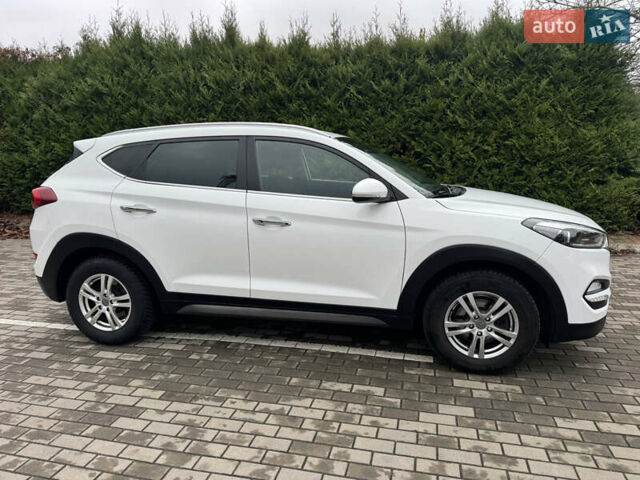 Белый Хендай Туксон, объемом двигателя 1.69 л и пробегом 178 тыс. км за 12800 $, фото 11 на Automoto.ua