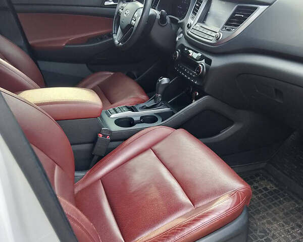 Белый Хендай Туксон, объемом двигателя 2 л и пробегом 68 тыс. км за 27000 $, фото 16 на Automoto.ua