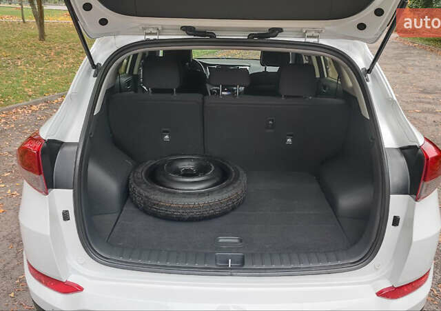 Белый Хендай Туксон, объемом двигателя 2 л и пробегом 147 тыс. км за 17500 $, фото 29 на Automoto.ua