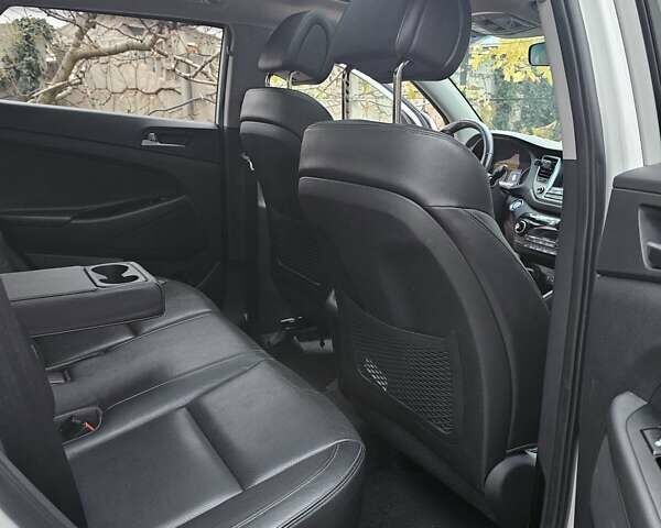 Белый Хендай Туксон, объемом двигателя 2 л и пробегом 187 тыс. км за 24000 $, фото 2 на Automoto.ua