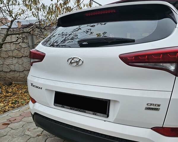 Белый Хендай Туксон, объемом двигателя 2 л и пробегом 187 тыс. км за 24000 $, фото 31 на Automoto.ua