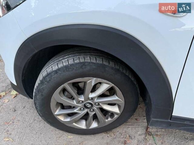 Білий Хендай Туксон, об'ємом двигуна 2 л та пробігом 193 тис. км за 17890 $, фото 9 на Automoto.ua