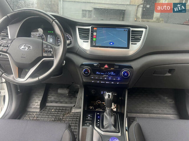 Белый Хендай Туксон, объемом двигателя 2 л и пробегом 147 тыс. км за 17500 $, фото 19 на Automoto.ua