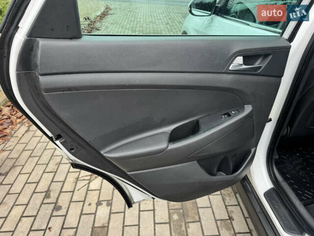 Белый Хендай Туксон, объемом двигателя 1.69 л и пробегом 178 тыс. км за 12800 $, фото 13 на Automoto.ua