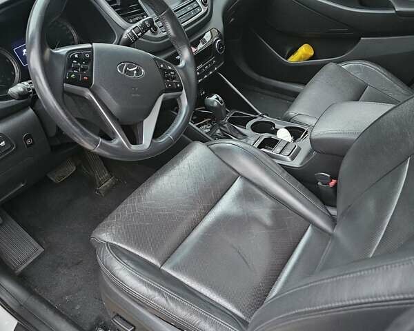 Белый Хендай Туксон, объемом двигателя 2 л и пробегом 187 тыс. км за 24000 $, фото 17 на Automoto.ua