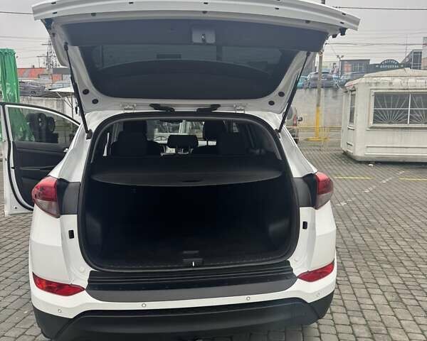 Белый Хендай Туксон, объемом двигателя 1.7 л и пробегом 149 тыс. км за 18200 $, фото 25 на Automoto.ua