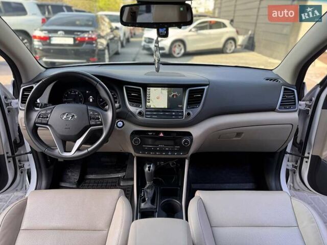 Білий Хендай Туксон, об'ємом двигуна 1.59 л та пробігом 71 тис. км за 17900 $, фото 16 на Automoto.ua