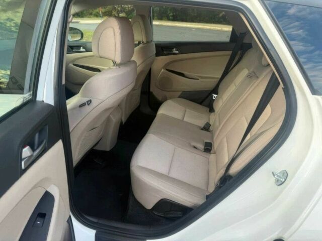 Белый Хендай Туксон, объемом двигателя 2 л и пробегом 60 тыс. км за 12200 $, фото 11 на Automoto.ua