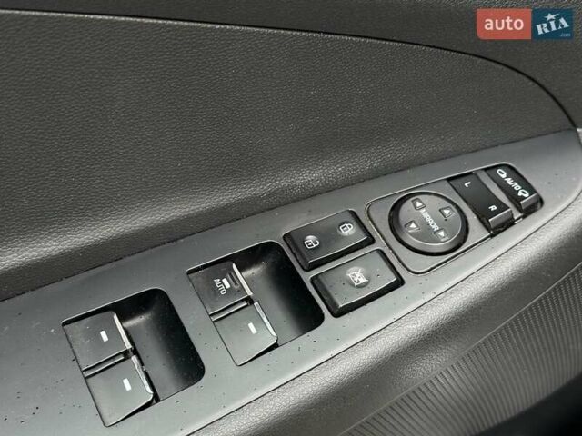 Белый Хендай Туксон, объемом двигателя 2 л и пробегом 175 тыс. км за 22990 $, фото 12 на Automoto.ua