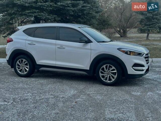 Білий Хендай Туксон, об'ємом двигуна 1.98 л та пробігом 135 тис. км за 15800 $, фото 5 на Automoto.ua