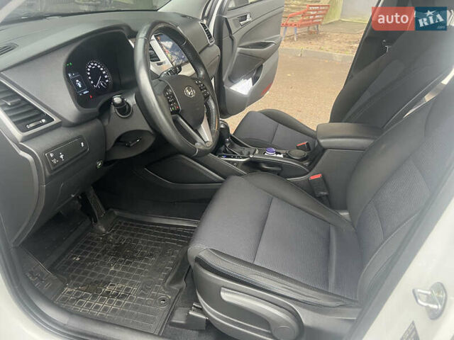 Белый Хендай Туксон, объемом двигателя 2 л и пробегом 147 тыс. км за 17500 $, фото 11 на Automoto.ua