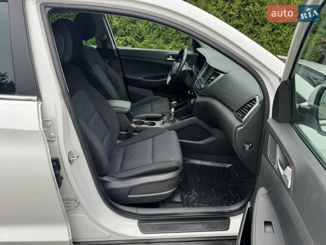 Белый Хендай Туксон, объемом двигателя 1.69 л и пробегом 178 тыс. км за 12800 $, фото 20 на Automoto.ua