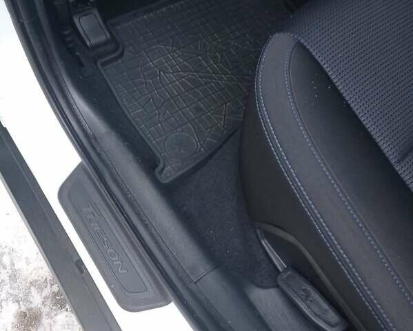 Білий Хендай Туксон, об'ємом двигуна 2 л та пробігом 115 тис. км за 16300 $, фото 12 на Automoto.ua