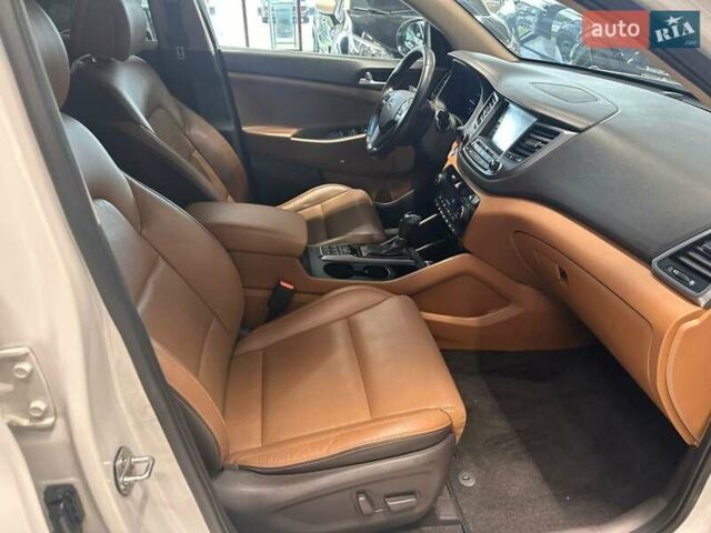 Белый Хендай Туксон, объемом двигателя 2 л и пробегом 213 тыс. км за 18900 $, фото 23 на Automoto.ua