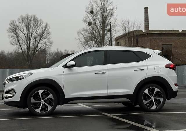 Белый Хендай Туксон, объемом двигателя 2 л и пробегом 82 тыс. км за 19000 $, фото 7 на Automoto.ua