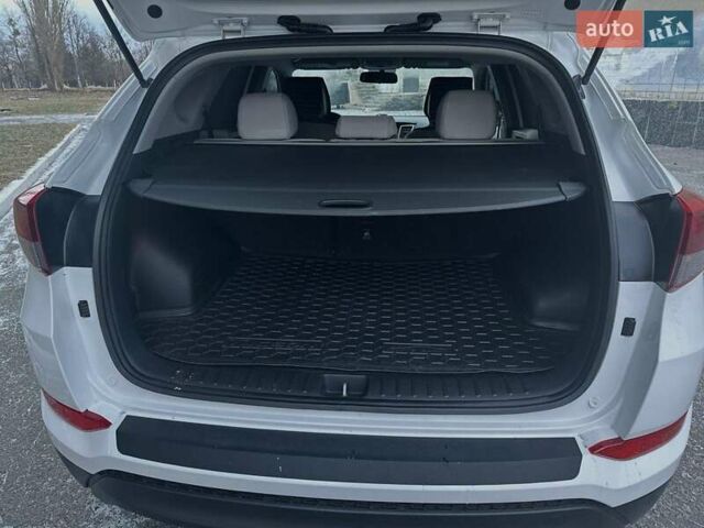 Білий Хендай Туксон, об'ємом двигуна 1.98 л та пробігом 135 тис. км за 15800 $, фото 6 на Automoto.ua