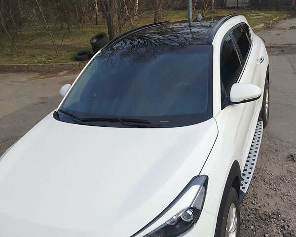 Белый Хендай Туксон, объемом двигателя 2 л и пробегом 68 тыс. км за 27000 $, фото 4 на Automoto.ua