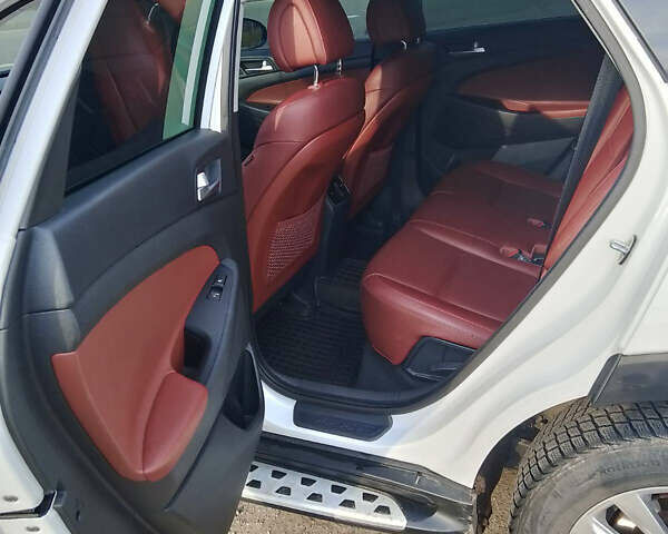 Белый Хендай Туксон, объемом двигателя 2 л и пробегом 68 тыс. км за 27000 $, фото 7 на Automoto.ua