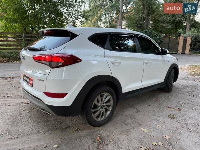 Білий Хендай Туксон, об'ємом двигуна 2 л та пробігом 193 тис. км за 17890 $, фото 4 на Automoto.ua
