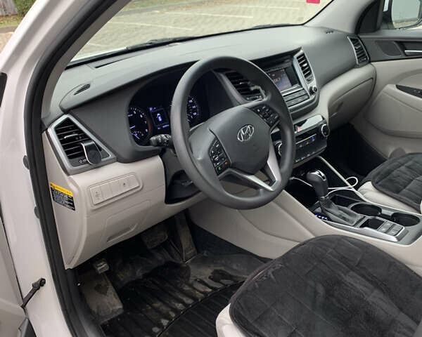 Белый Хендай Туксон, объемом двигателя 2 л и пробегом 167 тыс. км за 15800 $, фото 7 на Automoto.ua