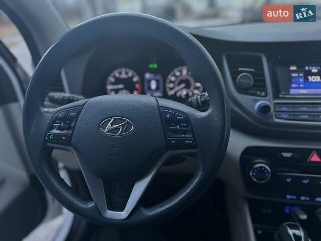 Білий Хендай Туксон, об'ємом двигуна 1.98 л та пробігом 135 тис. км за 15800 $, фото 16 на Automoto.ua