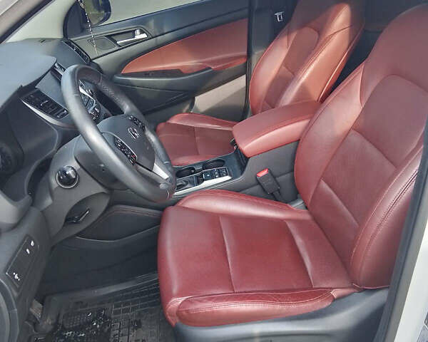 Белый Хендай Туксон, объемом двигателя 2 л и пробегом 68 тыс. км за 27000 $, фото 8 на Automoto.ua