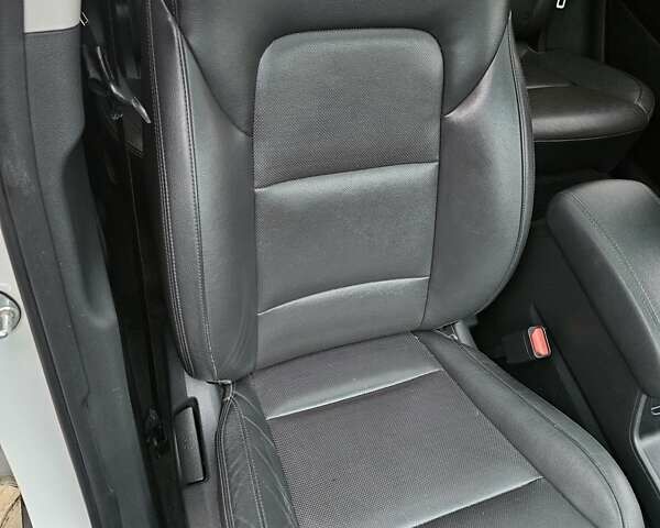 Белый Хендай Туксон, объемом двигателя 2 л и пробегом 187 тыс. км за 24000 $, фото 9 на Automoto.ua