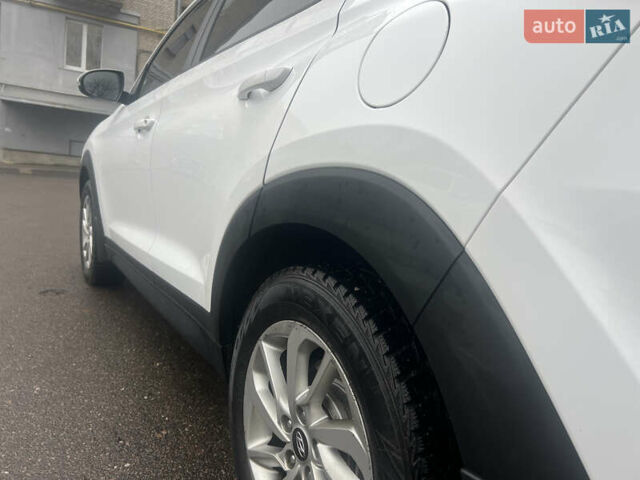 Белый Хендай Туксон, объемом двигателя 2 л и пробегом 147 тыс. км за 17500 $, фото 8 на Automoto.ua