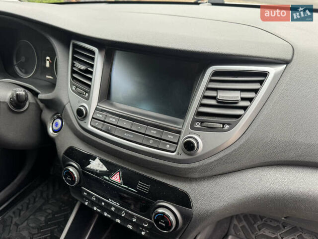 Белый Хендай Туксон, объемом двигателя 1.69 л и пробегом 178 тыс. км за 12800 $, фото 21 на Automoto.ua