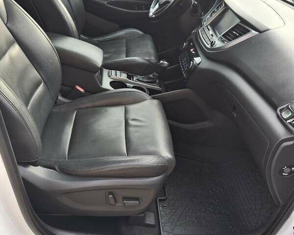 Белый Хендай Туксон, объемом двигателя 2 л и пробегом 203 тыс. км за 18700 $, фото 3 на Automoto.ua